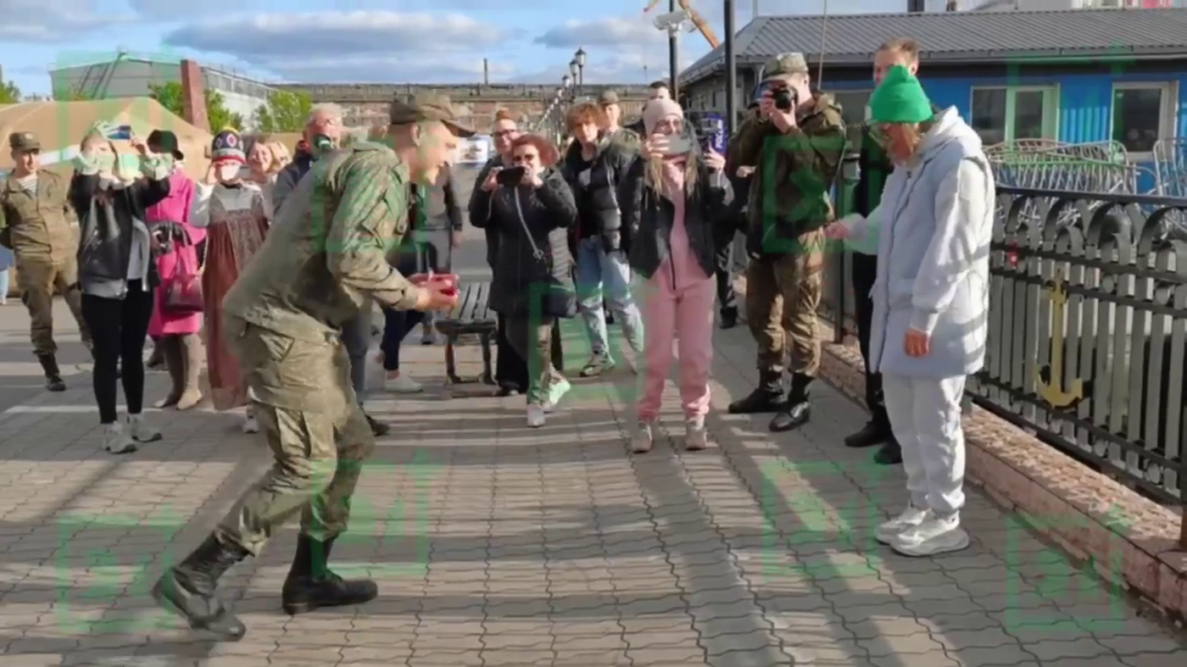 Предложение девушке попало на видео в Мурманске Предложение руки и сердца