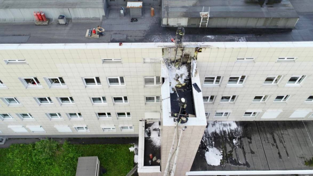 Пожар на крыше перинатального центра в Мурманске попал на видео Пожар