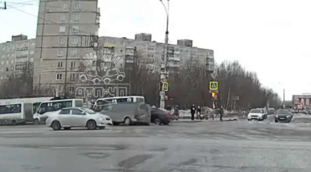 Авария на остановке в Мурманске Авария