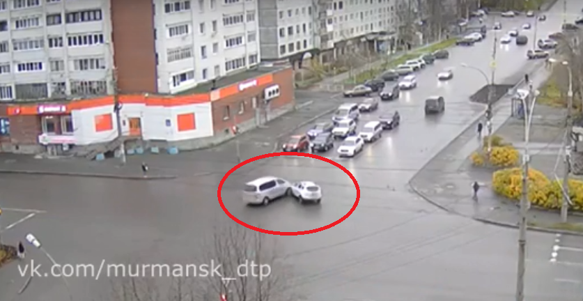 Момент аварии в центре Мурманска попал на видео ДТП