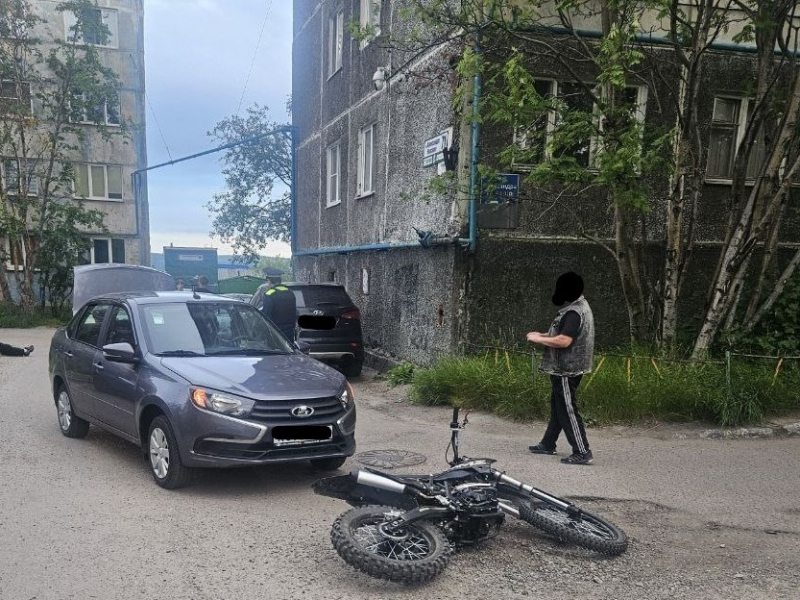 Подросток на питбайке врезался в автомобиль и был госпитализирован Питбайк