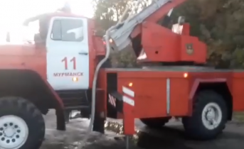 На улице Нахимова в Мурманске загорелось заброшенное здание Город