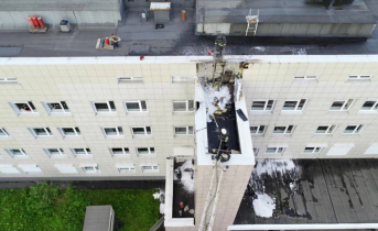 Пожар на крыше перинатального центра в Мурманске попал на видео Пожар