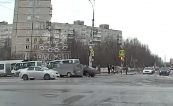 Авария на остановке в Мурманске Авария