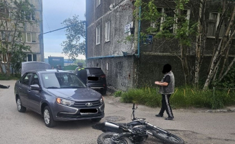Подросток на питбайке врезался в автомобиль и был госпитализирован Питбайк