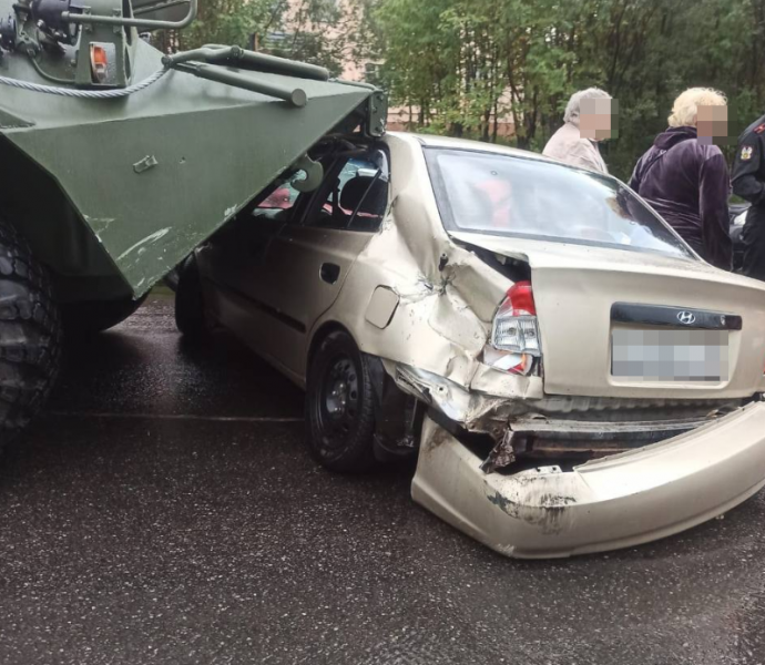 В Мурманской области произошла авария с бронетранспортером Авария