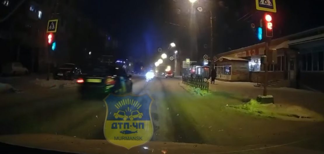 Опасный маневр на дороге в Мурманске попал на видео Нарушитель