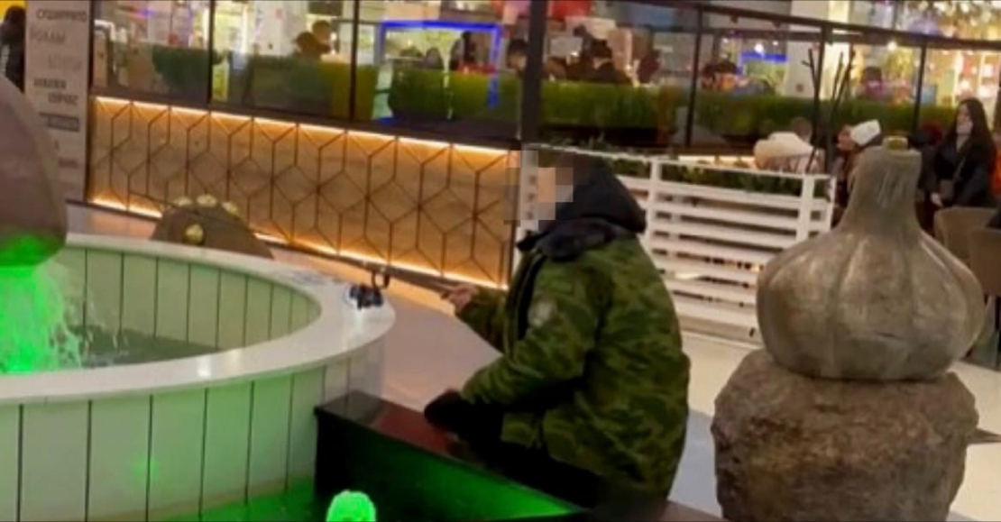 Мужчина устроил рыбалку посреди крупного торгового центра в Мурманске Рыбак