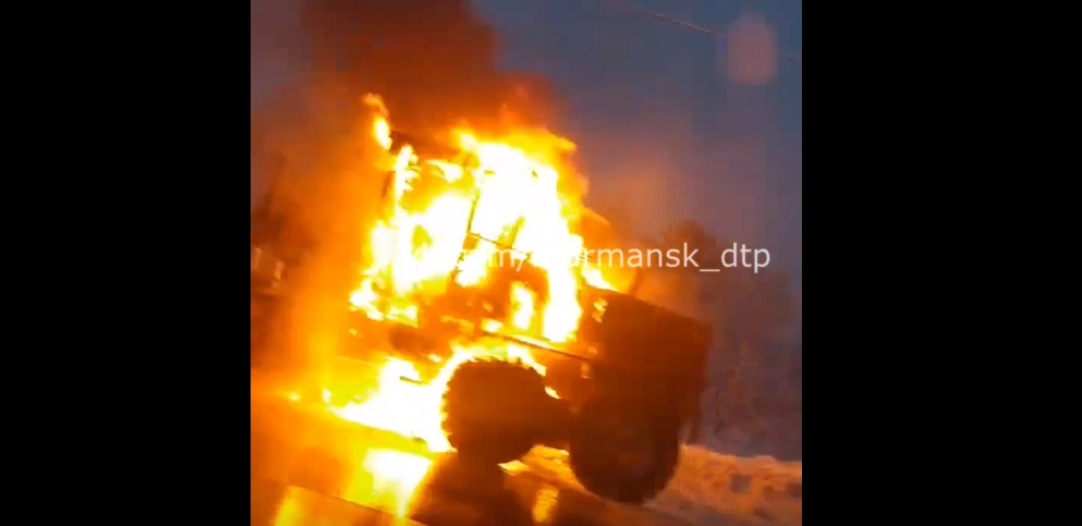 Горящий грейдер на трассе в Мурманской области попал на видео Пожар