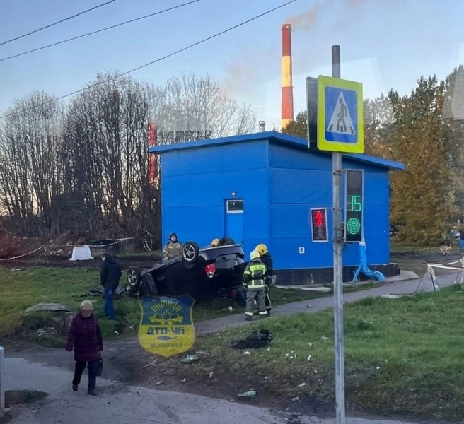 В Мурманске автомобиль вылетел на тротуар и перевернулся на крышу ДТП