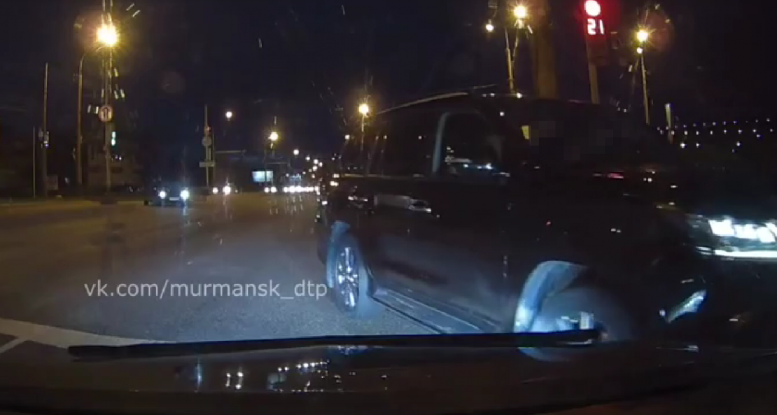 Наглый маневр водителя в Мурманске попал на видео Автомобиль