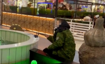 Мужчина устроил рыбалку посреди крупного торгового центра в Мурманске Рыбак