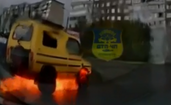 Момент возгорания автомобиля на перекрестке в Мурманске попал на видео Автомобиль