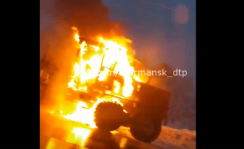 Горящий грейдер на трассе в Мурманской области попал на видео Пожар