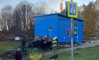 В Мурманске автомобиль вылетел на тротуар и перевернулся на крышу ДТП