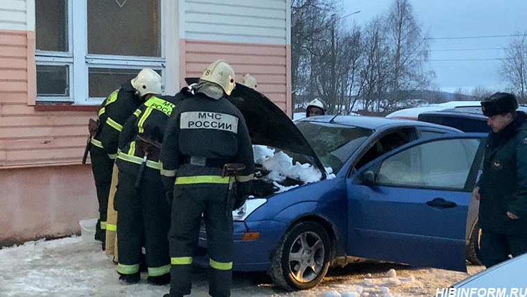 В Мурманской области автомобиль доехал до магазина запчастей и загорелся МЧС