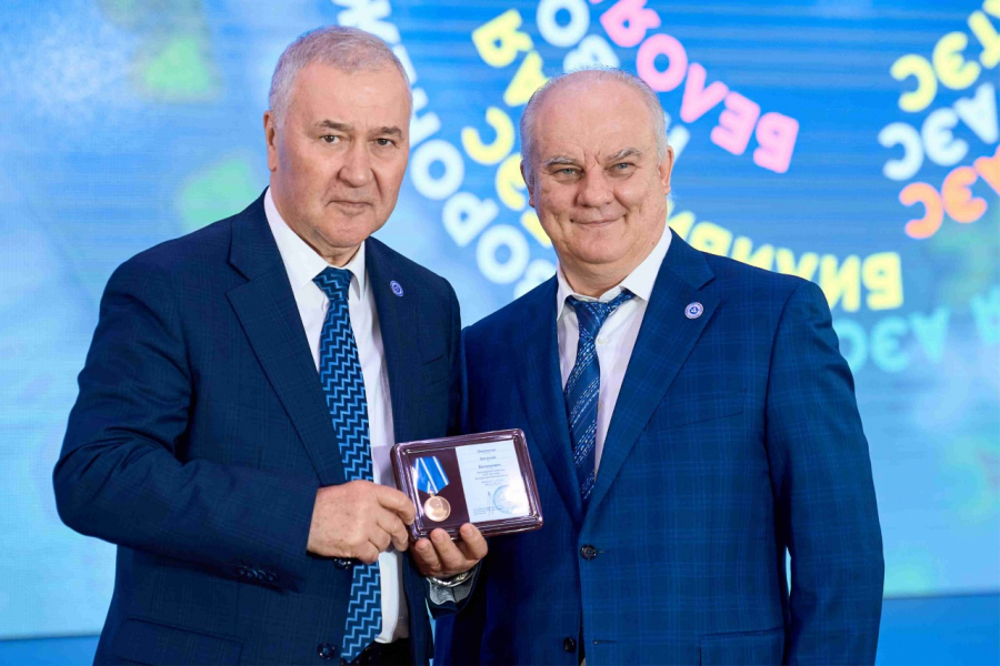 Директор и главный инженер Кольской АЭС награждены медалями «Б.В. Антонов. За культуру безопасности» Директор и главный инженер Кольской АЭС награждены медалями «Б.В. Антонов. За культуру безопасности»