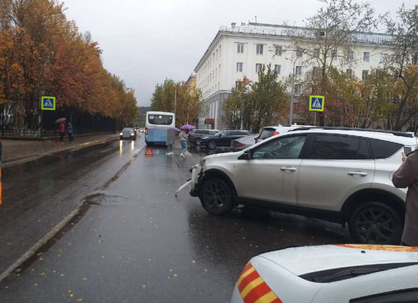 Пассажирский автобус попал в аварию в Мурманске Авария