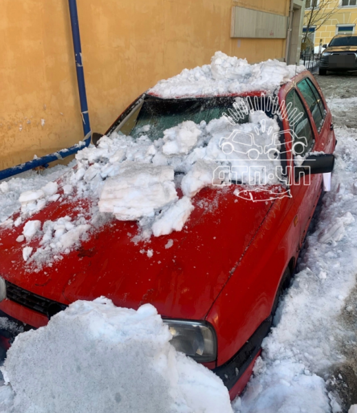 Глыба рухнула на автомобиль