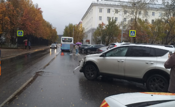 Пассажирский автобус попал в аварию в Мурманске Авария