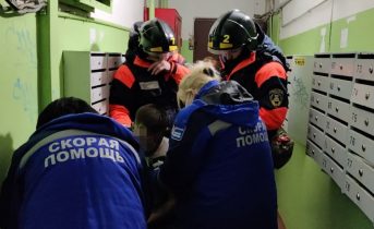 В Мурманской области из горящей квартиры спасли человека МЧС