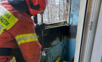 Из горящего дома в Мурманске эвакуировали детей Из горящего дома в Мурманске эвакуировали детей