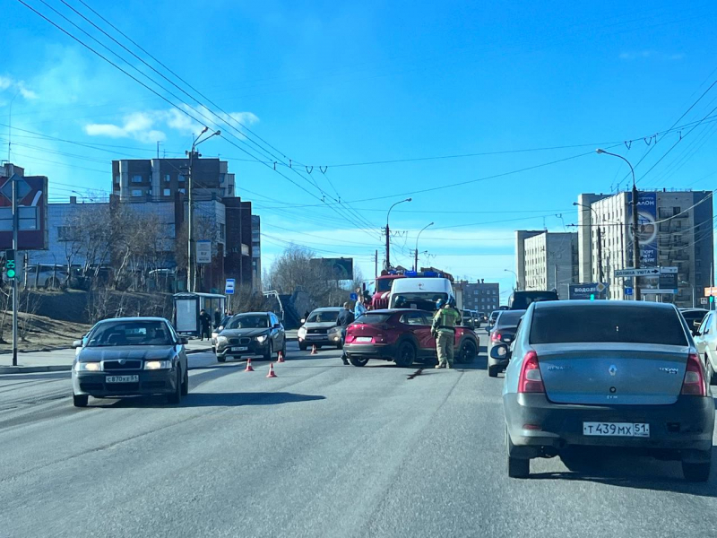 Из-за аварии со скорой в центре Мурманска собралась пробка Авария