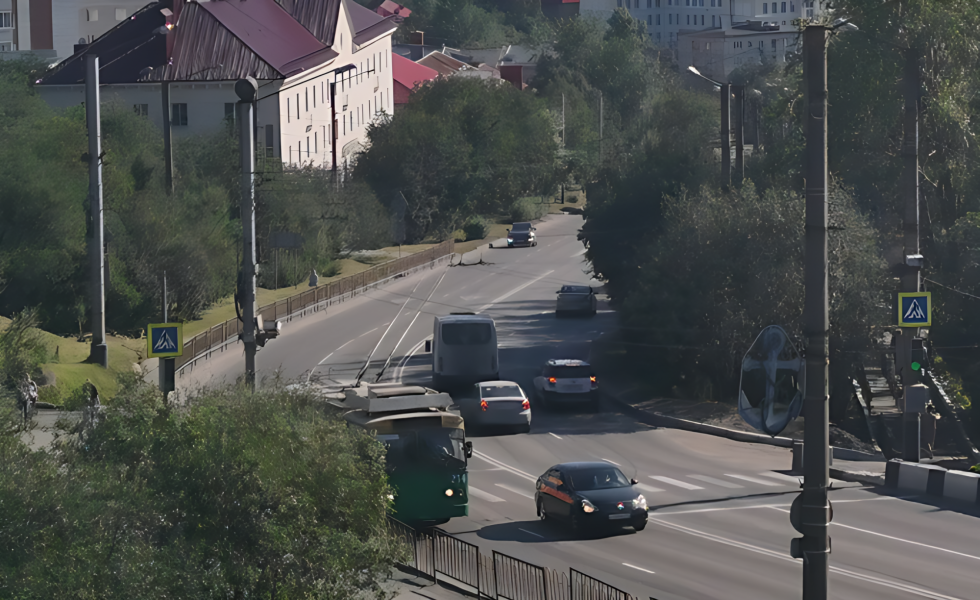 В Мурманске закрывает половину проезжей части на нескольких дорогах Дорога