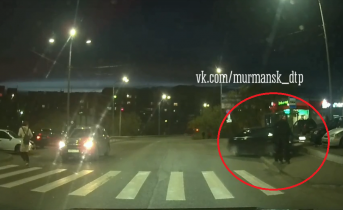 В Мурманске девушки едва не попали под колеса автомобиля ДТП