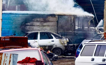 В крупном пожаре в Мурманске сгорели 5 автомобилей Пожар