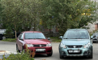 В мурманском дворе движение из-за аварии затруднено
