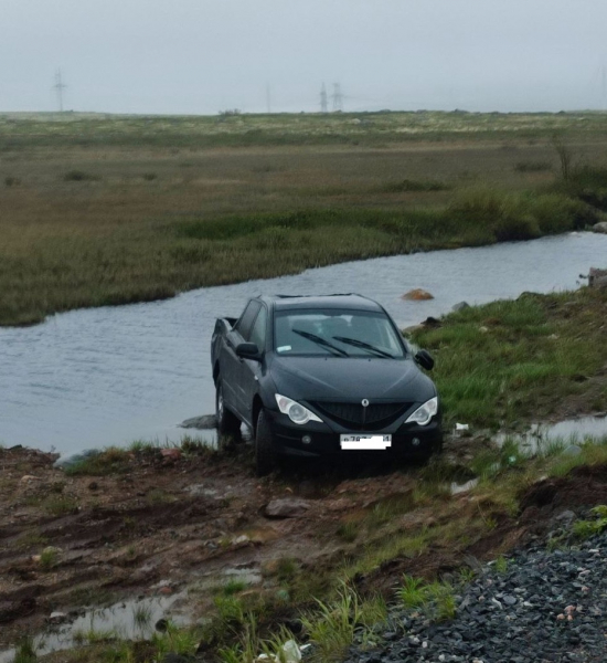 Автомобиль улетел в водоем в Мурманской области ДТП
