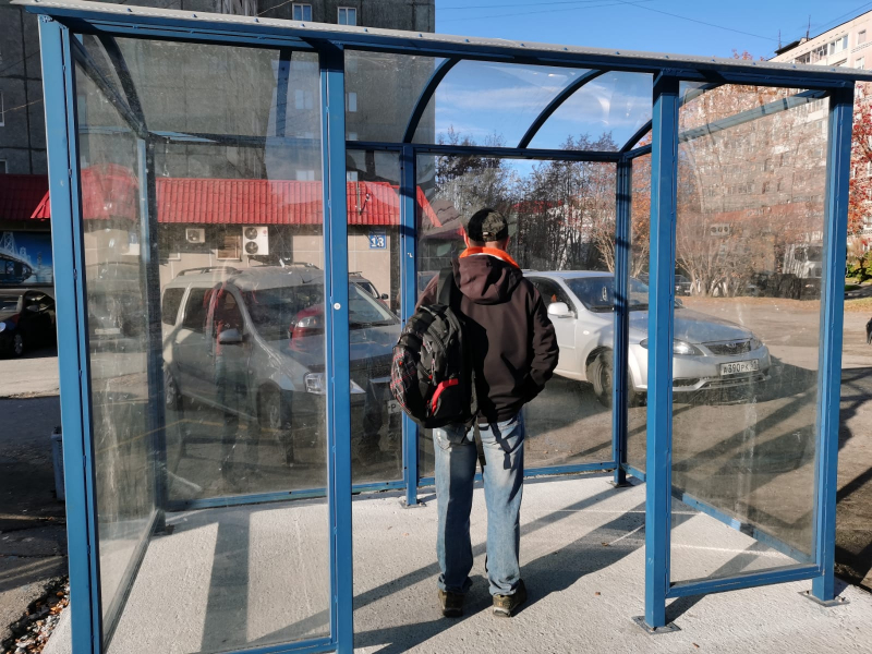 Лилипутская остановка в центре Мурманска рассмешила северян Остановка