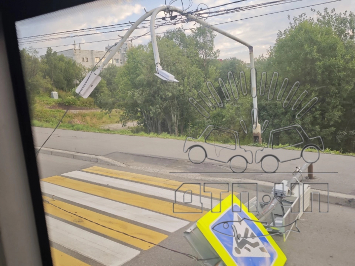 В Мурманске большегруз зацепил провода и повредил конструкции Город