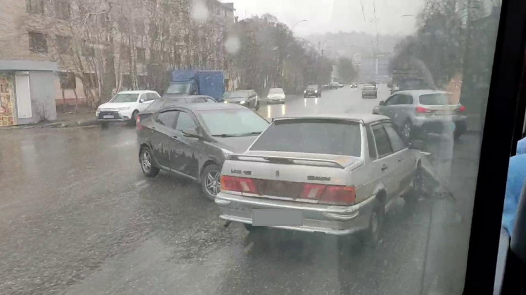 Возле остановки в Мурманске столкнулись автомобили Авария