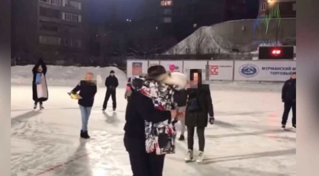 Милое видео с предложением руки и сердца в Мурманске набирает популярность в соцсетях Пара