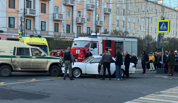 Сильная авария произошла в центре Мурманска. Собирается пробка Сильная авария произошла в центре Мурманска. Собирается пробка