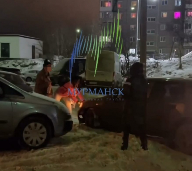 Две хрупкие мурманчанки спасли таксиста из снежного плена Такси