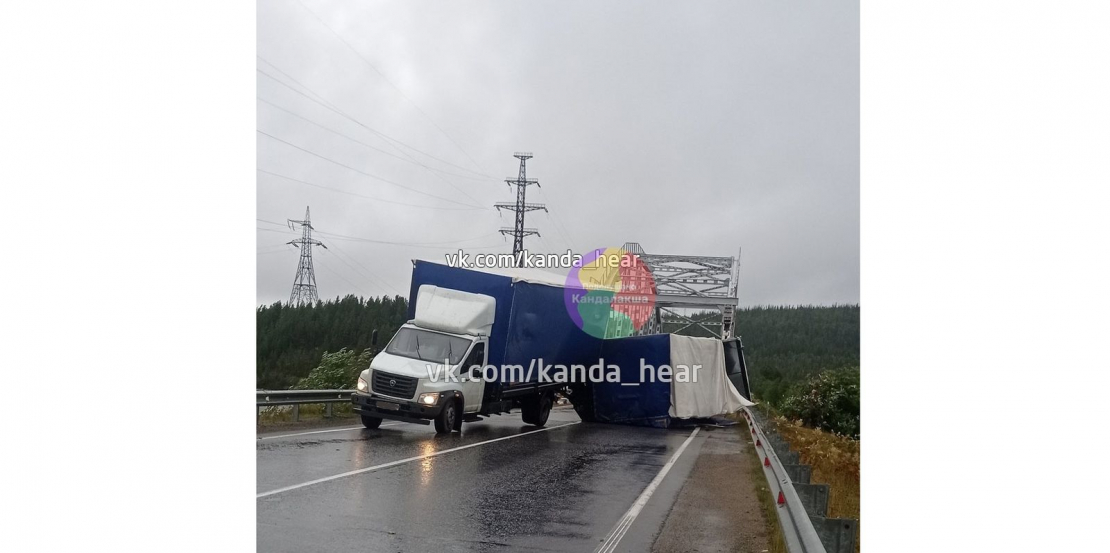 Перевернувшаяся фура под Апатитами заблокировала проезд ДТП