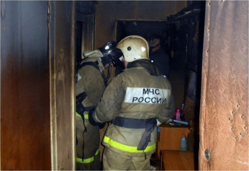 Из пожара в жилом доме в Мурманской области спасли человека Спасатели
