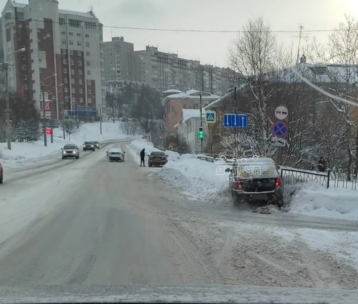 В центре Мурманска автомобиль влетел в забор ДТП в Мурманске