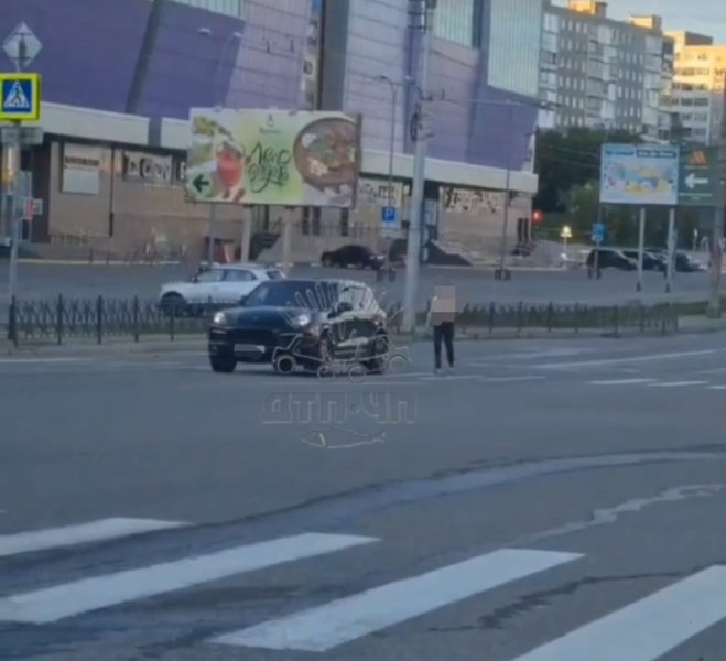 Полуголый мужчина