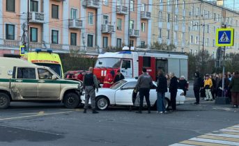Сильная авария произошла в центре Мурманска. Собирается пробка Сильная авария произошла в центре Мурманска. Собирается пробка