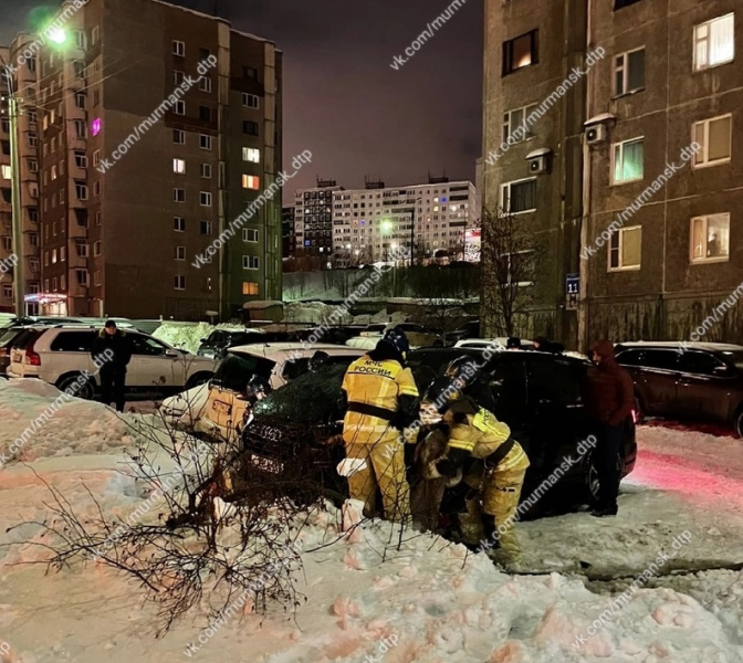 В Мурманске ночью горел автомобиль Спасатели