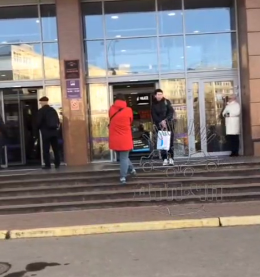 Крупный торговый центр эвакуировали в Мурманске Эвакуация