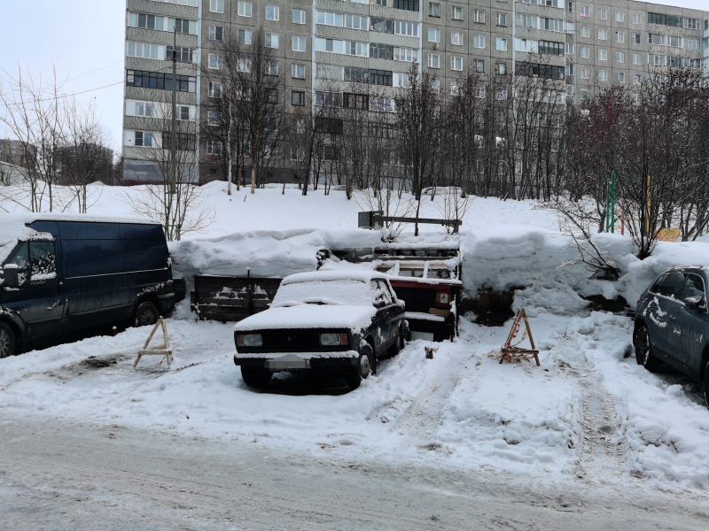 В мурманских дворах продолжается борьба за парковочные места Парковка