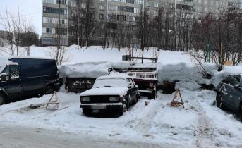 В мурманских дворах продолжается борьба за парковочные места Парковка