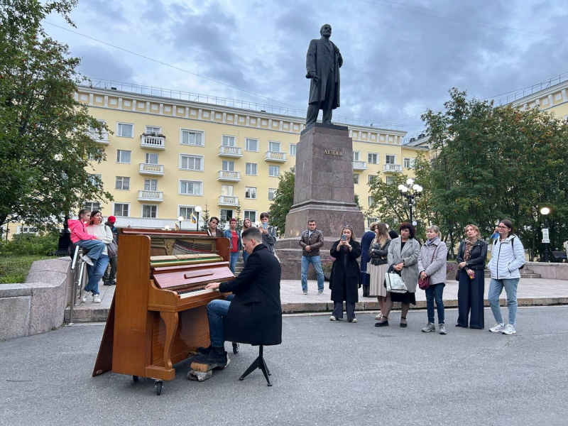 Музыкант с пианино устроил концерт посреди улицы в Мурманске Музыкант