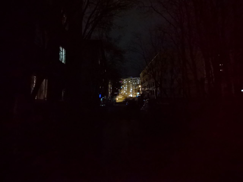 Мурманчане пожаловались на кромешную тьму во дворе Темный двор