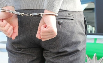 В Мурманске задержан осужденный за вымогательство, похищение и убийство, фото Наручники